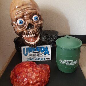 RETURN OF THE LIVING DEAD BUST (TARMAN) COMES WITH EVERYTHING IN PIC